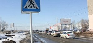 В Оренбурге жители нового дома вынуждены переходить дорогу в неустановленном месте