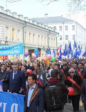 В Оренбурге профсоюзы вывели на первомайское шествие около 7 тысяч человек