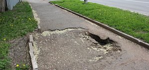 В Оренбурге на тротуарах улицы Цвиллинга асфальт провалился в 8 местах