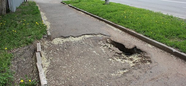 В Оренбурге на тротуарах улицы Цвиллинга асфальт провалился в 8 местах