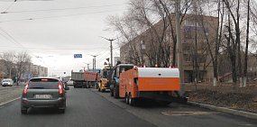 Перед асфальтированием дороги Орска теперь разогревает специальная машина