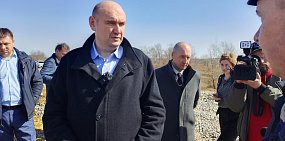Евгений Солнцев во время обхода дамбы в Орске