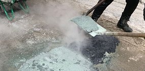 Вокруг сугробов и с парком: В Оренбурге в январе ямы на дорогах заделывают литой асфальтобетонной смесью