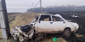 В Оренбургской области автомобиль с водителем без прав слетел в кювет, пострадали два человека