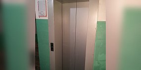 Спустя 2 месяца и после возмущений Дениса Паслера на улице Чкалова в Оренбурге запустили 40 новых лифтов