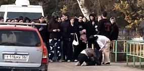 В Бузулуке студентка техникума жестоко избила несовершеннолетнюю. За дракой наблюдала толпа людей