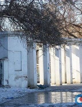 Облезлая арка и горы мусора: как выглядит вход в парк Строителей? 