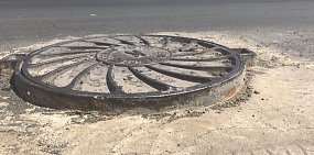 Почему из отремонтированных дорог Орска торчат канализационные люки?