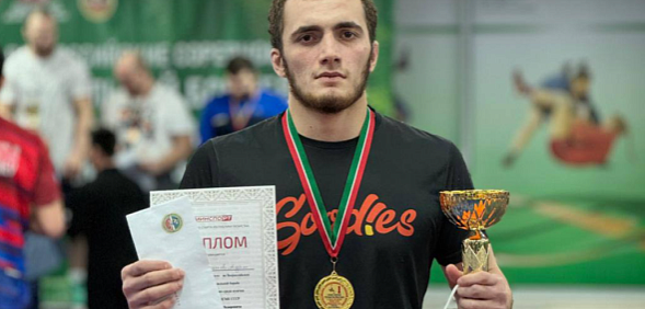 Борец из Орска Адам Бартиханов одержал победу на Всероссийском турнире по вольной борьбе
