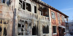 Сгоревший накануне в Орске дом обледенел, но продолжает дымиться
