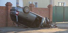 ДТП на улице Энергетиков в Орске: Lada Kalina въехала в ограждение частного дома и опрокинулась 