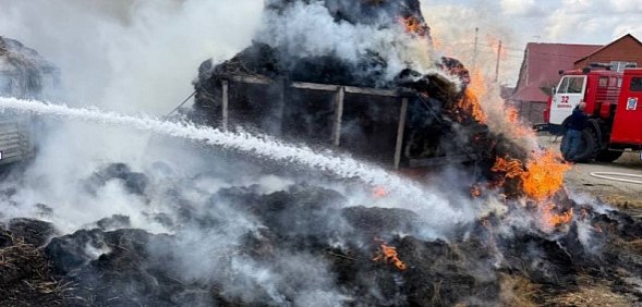Сотни тюков сена сгорели в Оренбургской области