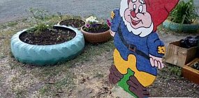 В Орске жители дома самостоятельно обустроили двор