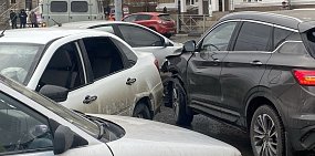 В Орске, на Авангарде, столкнулись три автомобиля