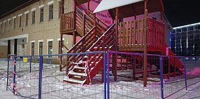 В Кувандыке собрали новую большую деревянную горку, но кататься на ней пока нельзя