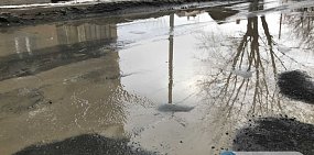 Лужа на проезжей части. Фото из архива