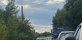 На ул. Тобольской в Орске в районе переезда образовалась большая пробка