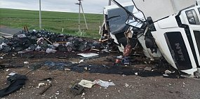 Под Оренбургом фура съехала с трассы и опрокинулась: водитель в больнице