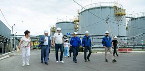 На территории предприятия. Источник: Правительство Оренбургской области