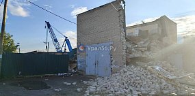 В Оренбурге с рельсов сошел грузовой поезд, вагоны снесли целое здание: подробности, фото, видео