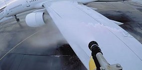 В аэропорту Оренбурга показали, как обрабатываются самолеты против льда зимой перед взлетом