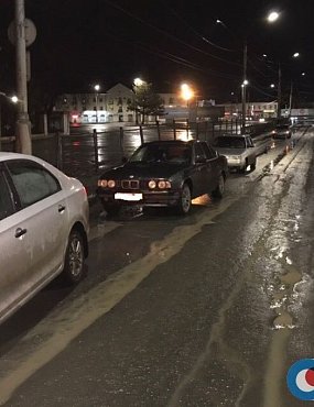 В Орске водители пробивают колеса в яме на Гагаринском путепроводе