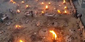 В Индии тела умерших от коронавируса начали сжигать прямо на улицах (видео)