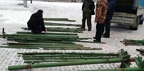 В Орске начали собирать первую новогоднюю елку