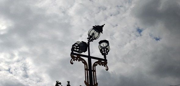 Прогулка вокруг драмтеатра Орска: Сорняки, обвалившаяся плитка и «пьяные» фонари