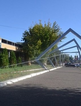 Блогер Илья Варламов высмеял арт-объект в Оренбурге, привязанный к лавочке