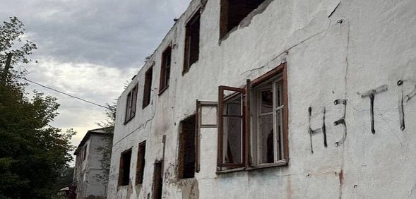 Администрация Орска отказывается сносить расселенный и полуразрушенный аварийный дом