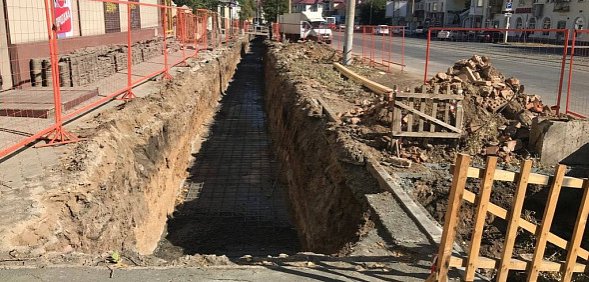 Вместо тротуара на улице Краматорской в Орске теперь траншея: Что за работы проводятся?