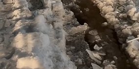 Протечка воды в районе дома на проспекте Победы, фото: скрин с видео от местных жителей