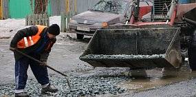 Проблемные ямы на улице Новосибирской Орска засыпали крупным щебнем