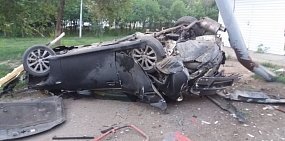 Lexus всмятку: оренбуржец угнал иномарку и въехал в остановочный павильон
