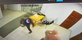 Нападение мужчины в Орске. Стоп-кадр из видео архива