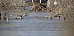 В Орске нижний мост через Урал полностью ушел под воду