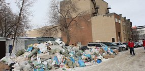 Гора мусора возле жилого дома на улице Карагандинской в Оренбурге. Фото из архива