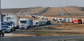 На границе Оренбургской области с Казахстаном образовались огромные очереди из фур 