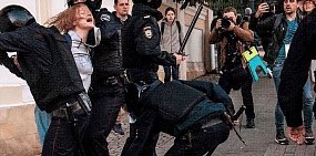 Митинг в Москве: Суд не принял протокол МВД в отношении девушки, которую полицейский ударил в живот