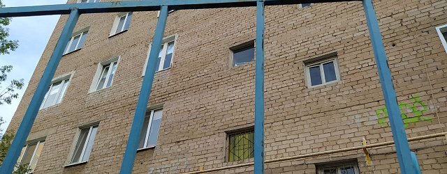 Дом на ул. Брестской, в нем на карантин закрыли 1 подъезд на карантин