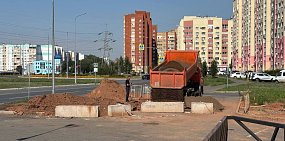 Огромную яму на Северном проезде в Оренбурге начали засыпать