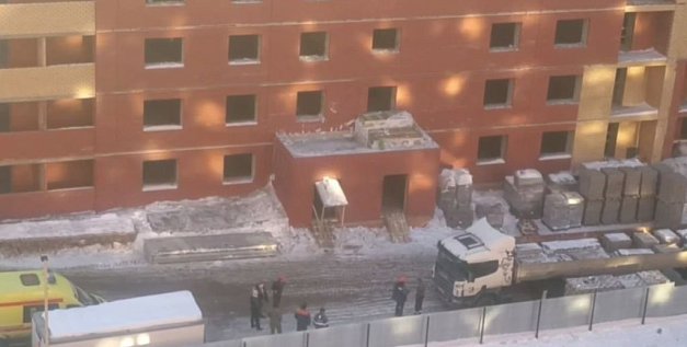 В Оренбурге в строящемся доме при падении в шахту лифта погиб рабочий