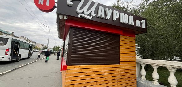 Ларек, установленный на остановке