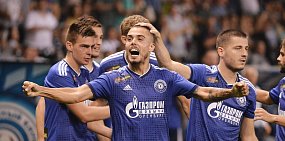 Футболисты «Оренбурга» празднуют гол