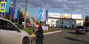 В Оренбурге электросамокатчик едва не попал под колеса автомобиля. Кадры с места происшествия