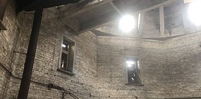 В Новотроицке две водонапорные башни стали домом для голубей, но не могут дождаться ремонта