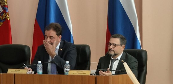 Артем Сафиуллин пришел на заседание горсовета 
