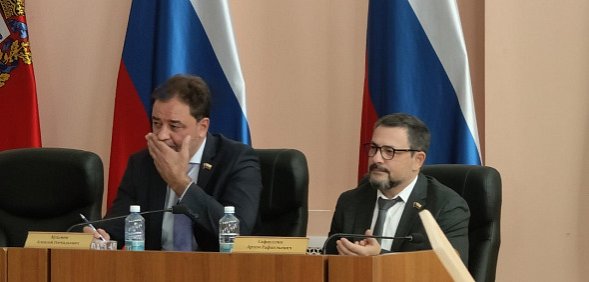 Артем Сафиуллин пришел на заседание горсовета 
