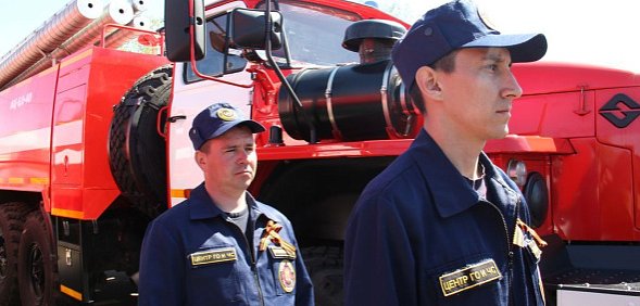 После сообщений о возможном происшествии на Оренбургский газовый завод выехали специалисты МЧС 
